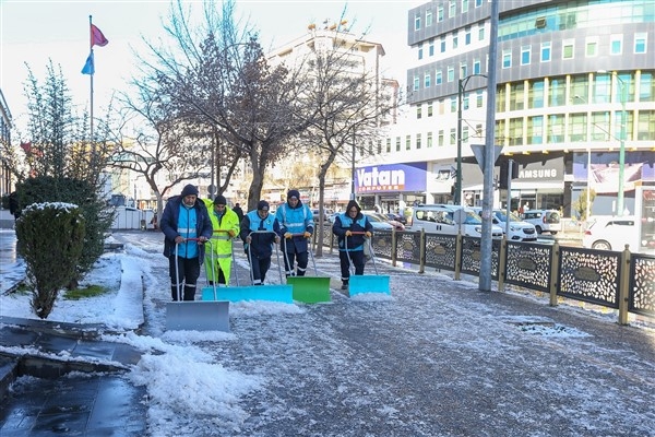 Gaziantep Büyükşehir Belediyesi, kar çalışmalarını sürdürüyor