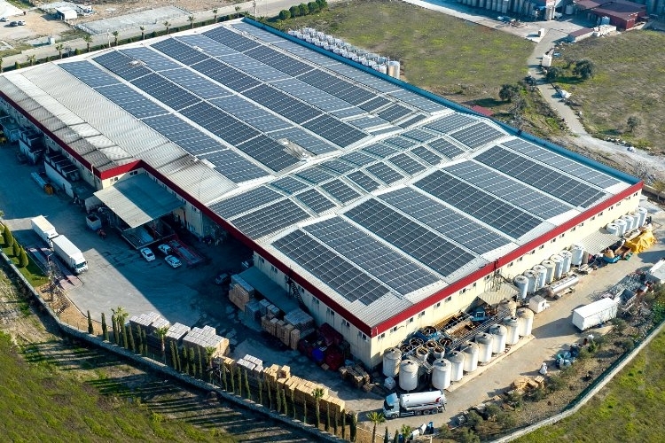 CW Enerji Aydın'da bir fabrikada güneş panelleri ile donattı.