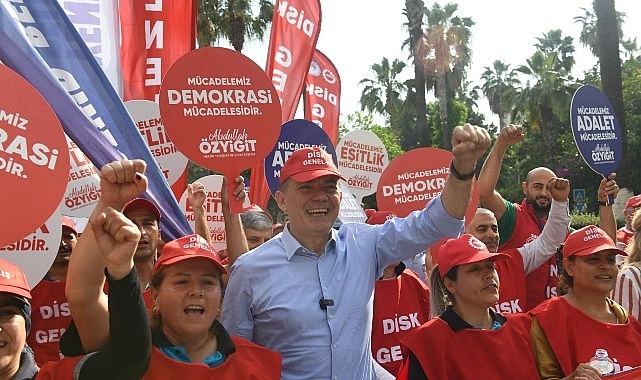 Başkan Abdullah Özyiğit, 1 Mayıs'ta işçilerle yan yana yürüdü