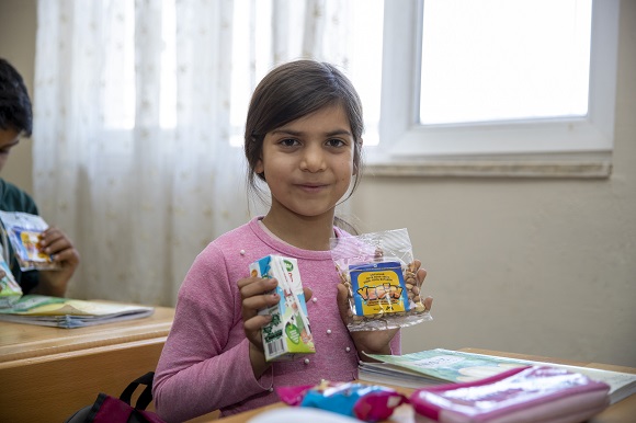 Mersin Büyükşehir Belediyesi’nden Çocuklara Süt ve Kuruyemiş