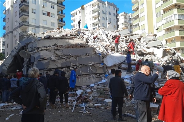 Adana'da depremden etkilenen bina yıkıldı