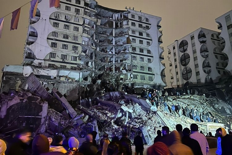Kahramanmaraş'ta 7,4 büyüklüğünde deprem yaşandı