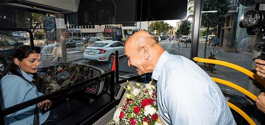 Başkan Soyer'den darp edilen kadın şoföre otobüsünde ziyaret