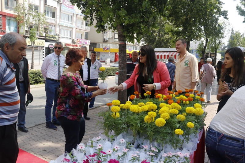 Akdeniz Belediyesi çiçek fidesi dağıttı