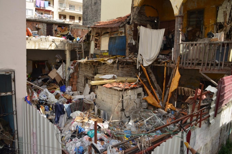 Akdeniz belediyesi çöp evlerle mücadelede kararlı