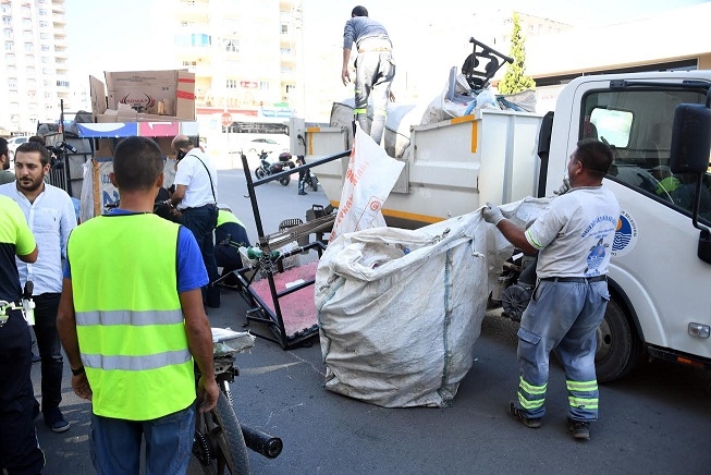 Büyükşehir Belediyesi çöpçüleri topladı