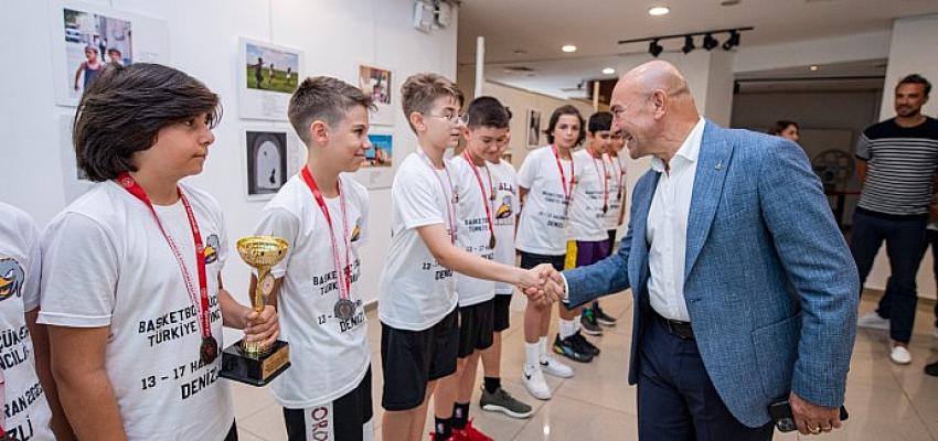 Başkan Soyer, Özel Eraslan Okulu'nun şampiyonlarını ağırladı