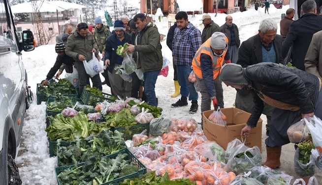 Tarsus Belediyesi karda köylerde zor durumda kalanlara yardım etti 