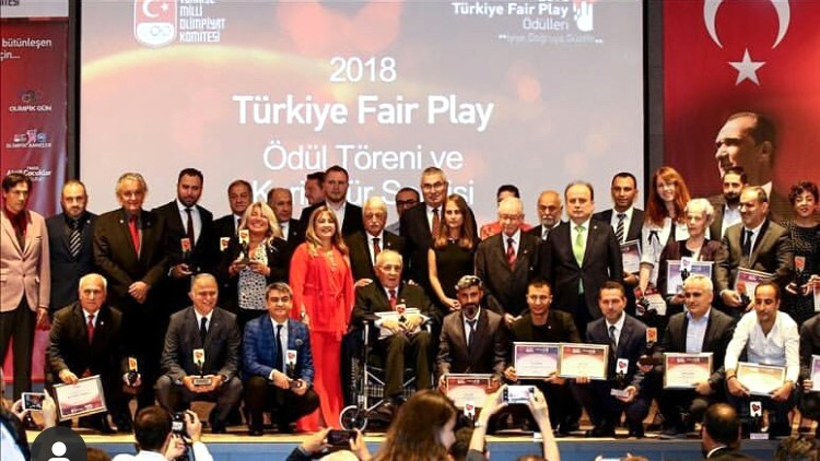 Tür­ki­ye Milli Olim­pi­yat Ko­mi­te­sin­den Şeref Dip­lo­ma­sı