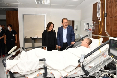 Mersin Valisi Ali Hamza Pehlivan yaralı polisi hastanede ziyaret etti