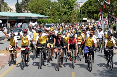Seçer, Bisikletseverlerle ‘Kleopatra Bisiklet Festivali’nde Pedal Çevirdi