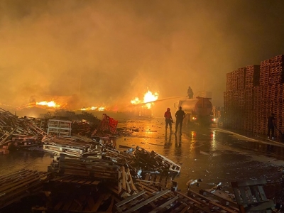Mersin'de korkutan palet fabrikası yangını