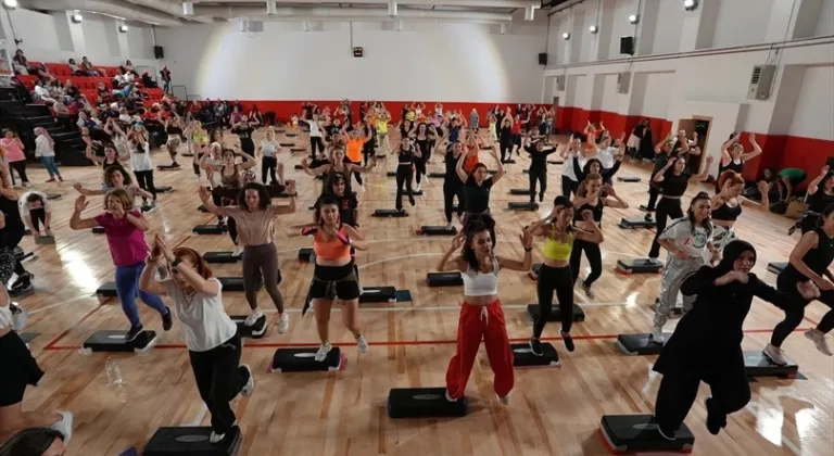 350 kadın kursiyer Dünya Dans Günü’nde zumba gösterisi yaptı