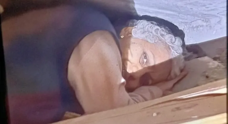 66 yaşındaki kadın 40 saat sonra enkazdan kurtarıldı