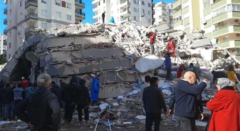 Adana'da depremden etkilenen bina yıkıldı