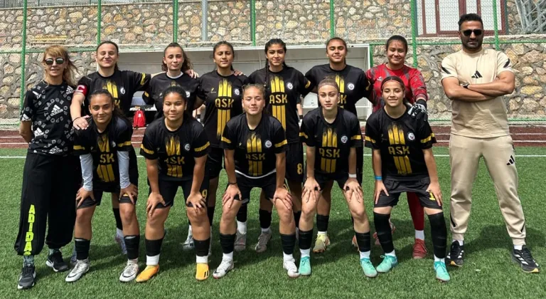 Adil Sani Konukoğlu Spor Lisesi kadın ve erkek futbol takımları Türkiye finallerinde