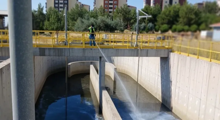 Adıyaman Belediyesi, ilaçlama çalışmalarını sürdürüyor