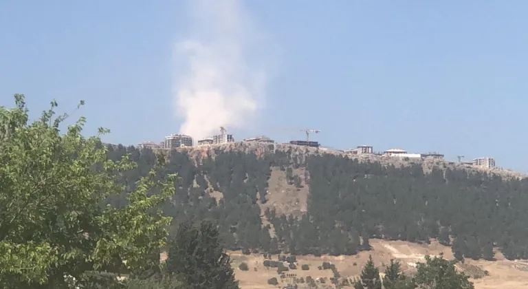 Adıyaman Karadağ'da toz hortumu inşaat alanında zor anlar yaşattı  - Videolu Haber