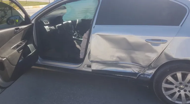 Adıyaman Karapınar Mahallesi’nde iki araç çarpıştı: 1 çocuk yaralandı  - Videolu Haber