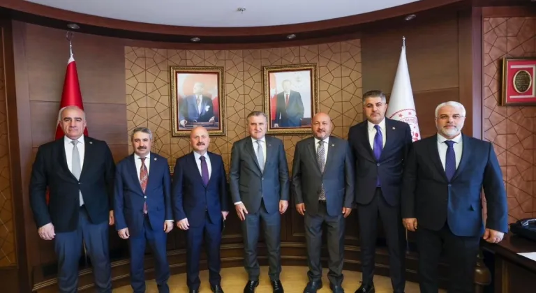 Adıyaman Milletvekilleri Gençlik ve Spor Bakanı'ndan yeni spor yatırımları talep edildi