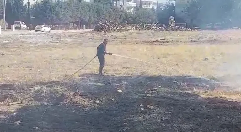 Adıyaman Yeni Mahalle'deki anız yangını çocukları ve çevreyi tehdit etti  - Videolu Haber