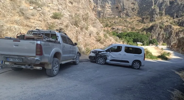 Adıyaman'da hafif ticari araçlar kafa kafaya çarpıştı: 8 yaralı