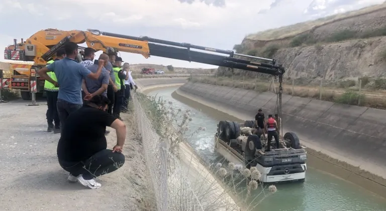 Adıyaman'da HES kanalına devrilen hafriyat kamyonunun sürücüsü öldü  - Videolu Haber