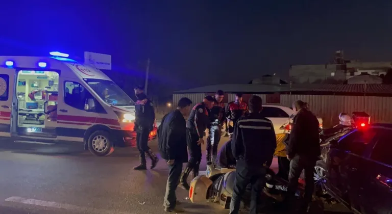 Adıyaman’da otomobil ile motosiklet çarpıştı: Yaralanan kadın sürücünün yardımına yunus timleri koştu