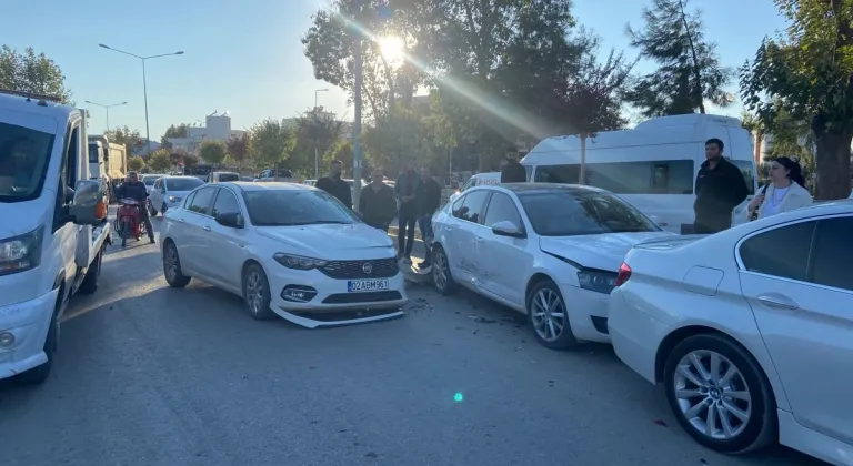 Adıyaman'da zincirleme kaza: 4 araç birbirine girdi  - Videolu Haber