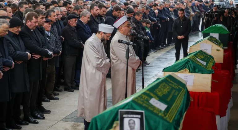 Adıyamanlı Doktor Çetiz ve ailesi son yolculuklarına uğurlandı