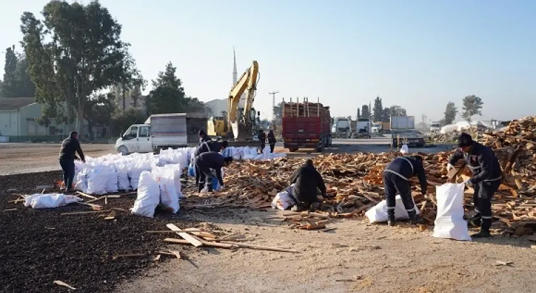 Afet Bölgesinden Gelen Vatandaşlar İçin 2 Tır Yakacak Odun Bağışlandı