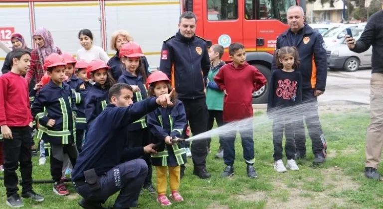 Afetzede çocukları Manisa İtfaiyesi ağırladı
