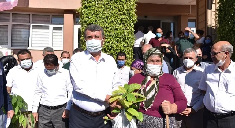 Anamur Belediyesi Kadın Çiftçilere Ücretsiz Avokado Fidanı Dağıttı