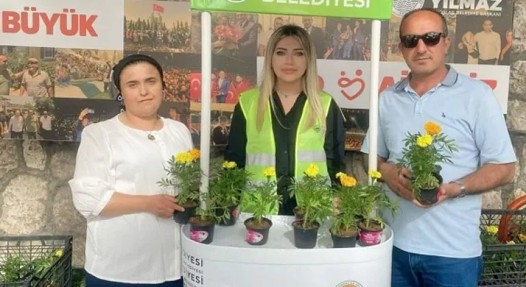 Anneler Günü’ne Özel Yetiştirdiği Kadife Çiçekleri, Sahiplerine Ulaştırıldı