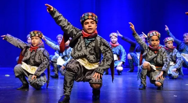 Antalya'da kurtuluşun hikayesi halk danslarıyla anlatıldı