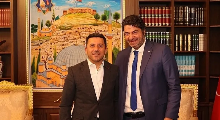 Arabesk müziğinin sevilen ismi Hakan Taşıyan, Nevşehir Belediye Başkanı Rasim Arı'yı ziyaret etti