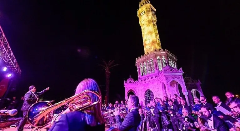 Atatürk Meydanı'nda Cumhuriyet ruhuna yakışır konser