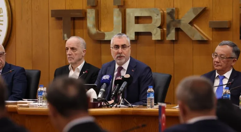 Bakan Işıkhan'dan 1 Mayıs açıklaması: ‘Kitlesel kutlama inadı’