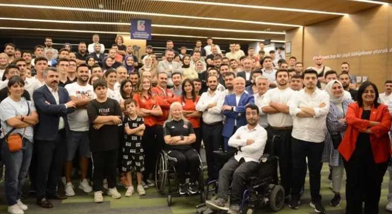 Bakan Kacır Bursa'da uyumayan kütüphanede gençlerle buluştu