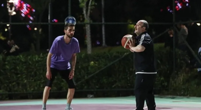 Bakan Mustafa Varank'tan gece yarısı basketbol maçı yaptı.