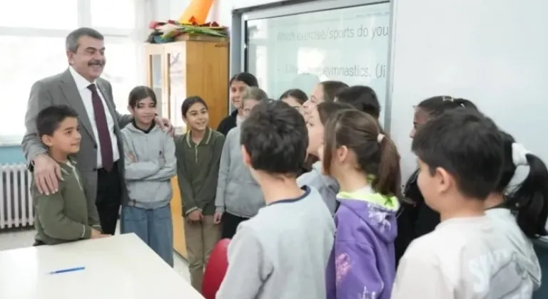 Bakan Tekin, Çorum Güzergahında 'Çat Kapı' Ziyaretlerde Bulundu