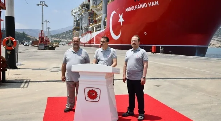 Bakanı Dönmez Sondaj Gemisi’nde İncelemelerde Bulundu