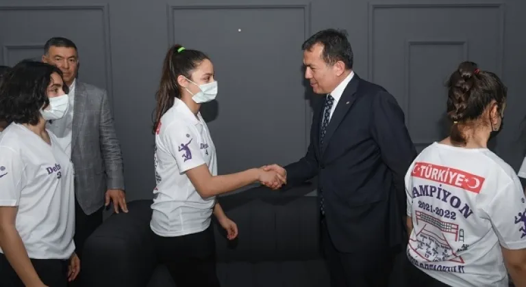 Başkan Abdullah Özyiğit, şampiyon kızlarla buluştu