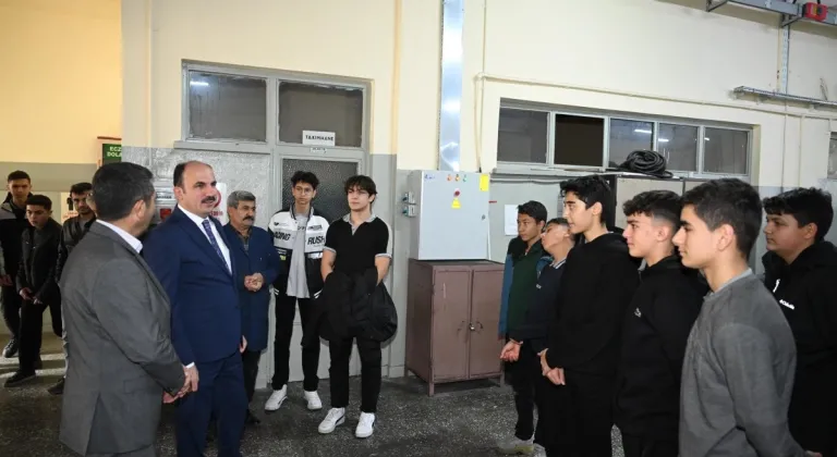 Başkan Altay, Selçuklu Mesleki ve Teknik Anadolu Lisesi Öğrencileriyle Bir Araya Geldi