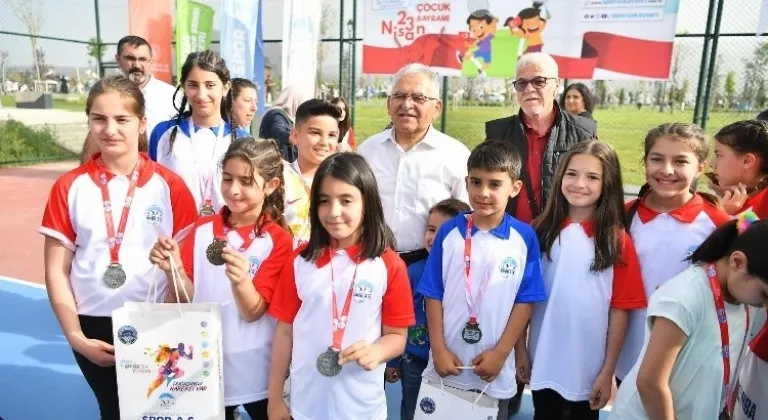 Başkan Büyükkılıç, Geleceğin Tenisçilerine Madalyalarını Takdim Etti