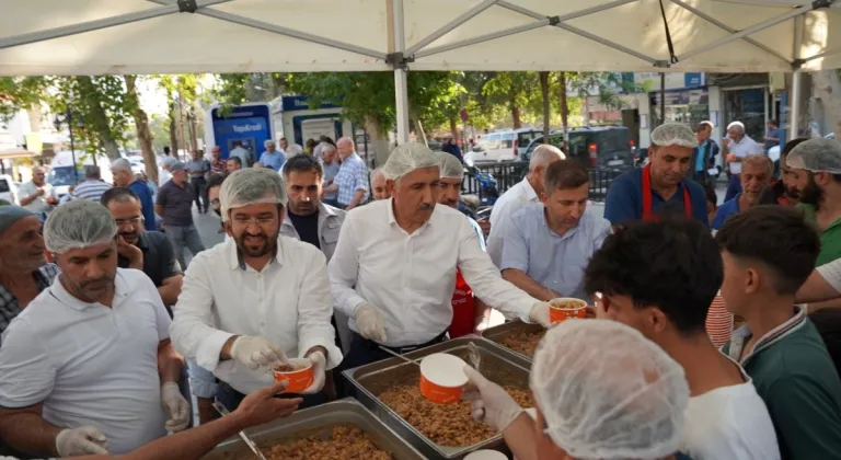 Başkan Hallaç, Vatandaşlara aşure dağıttı