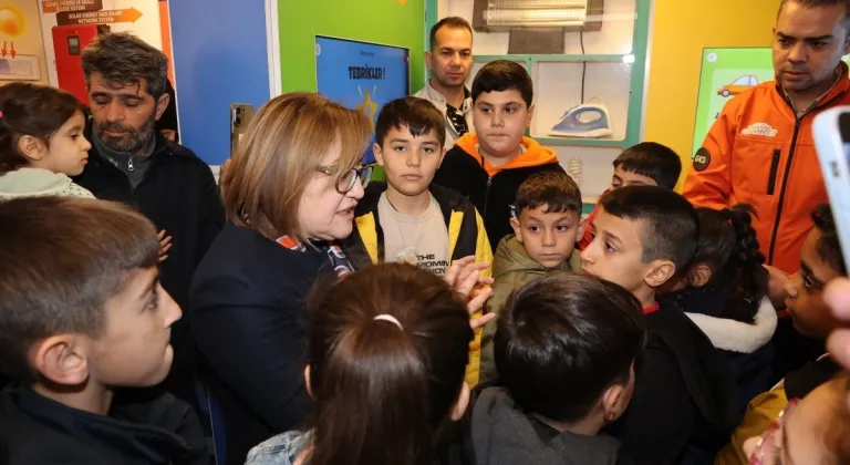 Başkan Şahin Nizip’te çocuklarla bilim tırında buluştu