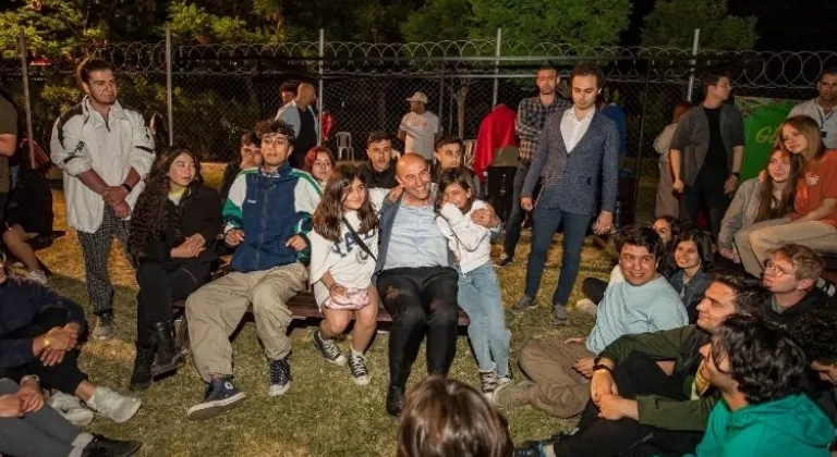 Başkan Soyer kampta gençleri ziyaret etti