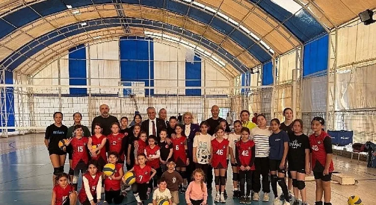 Başkan Topaloğlu'ndan geleceğin voleybolcularına ziyaret