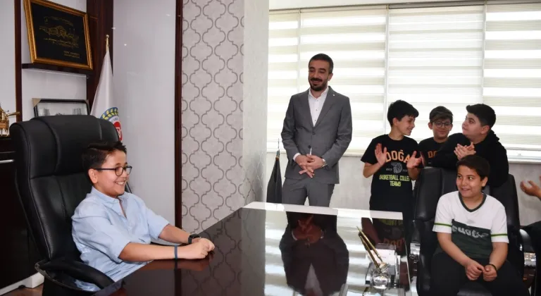 Başkan Torunoğlu, koltuğunu geleceğin sahibi çocuklara devretti